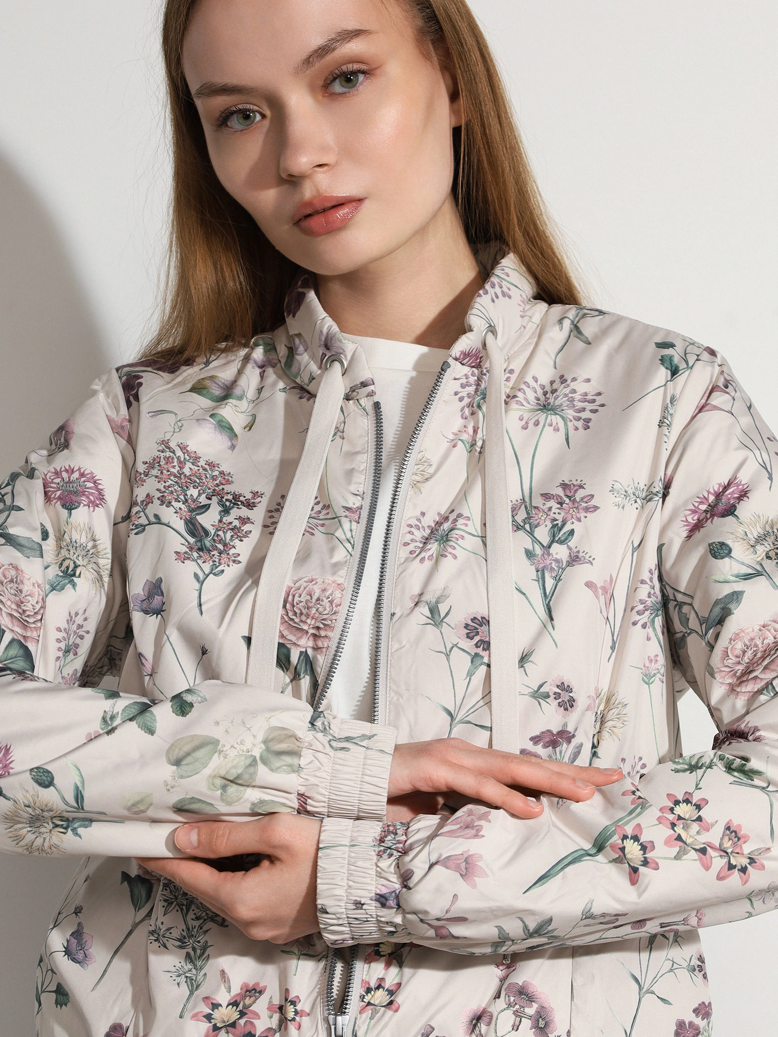 Куртка молочного цвета с цветочным принтом